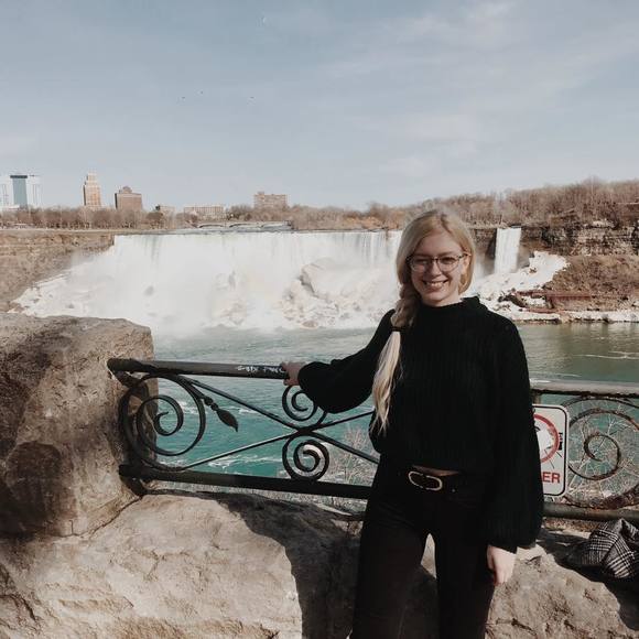 Meet your Posher, Courtney - Picture 1 of 1